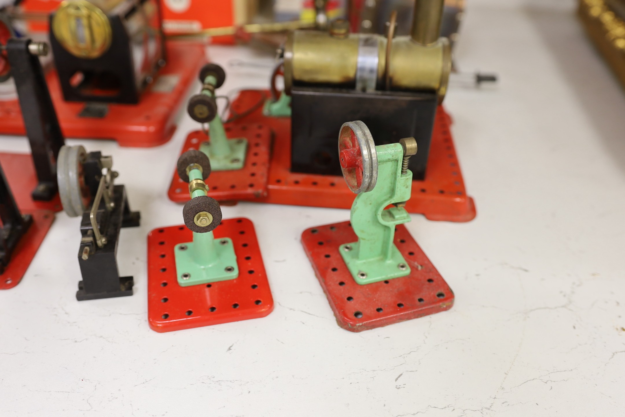 A boxed Mamod twin cylinder stationary engine, and a group of other similar stationary engines and accessories